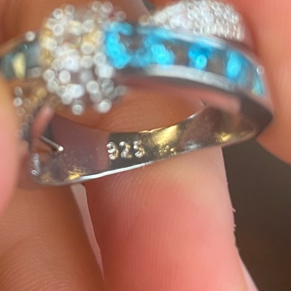 925 Stamped Silver and Blue/White Topaz Ring - Picture 4 of 4